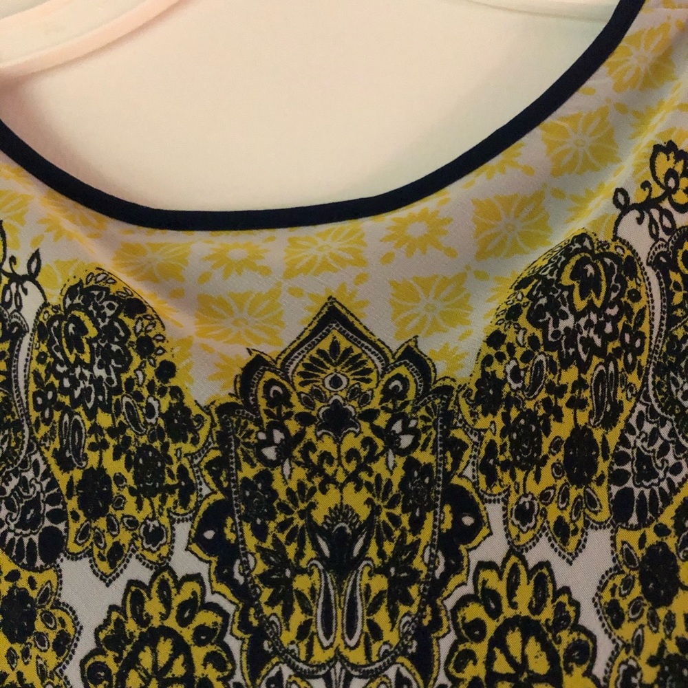 NWOT pretty Top  blue and yellow design - Picture 3 of 4